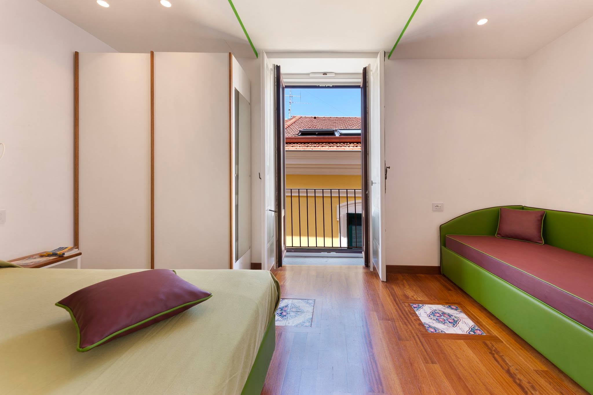 Affittacamere con balcone panoramico vicino al mare a Sorrento